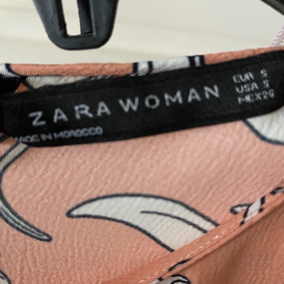 Zara peach and white floral tank top. Size Small - Picture 6 of 6